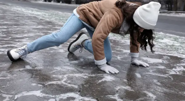 Jak uniknąć poślizgnięcia na parkiecie? Sprawdzone sposoby na buty