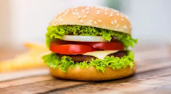 Hamburger kalorie: Ile naprawdę ma i jak je kontrolować?