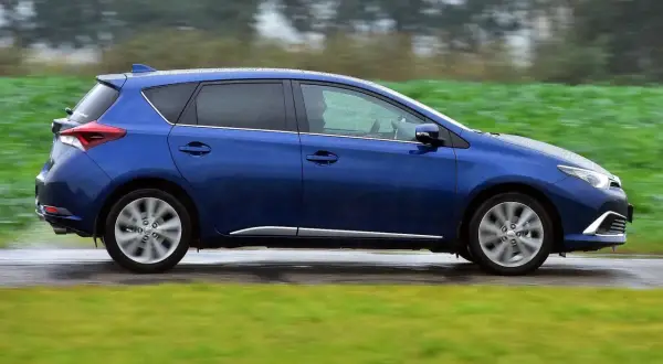 Pojemność baku Toyota Auris: 45, 50 czy 55 litrów?