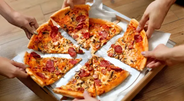 Pyszna pizza z kiełbasą i pieczarkami, idealna na spotkanie. Ten przepis na pizzę jak z pizzerii z pewnością zachwyci wszystkich.