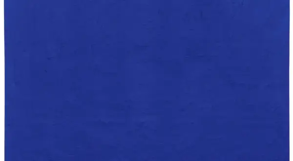 Superficie vibrante nel **klein blue**, con texture materica che evoca profondità e mistero.