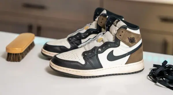 Para wyprostować zagięcia na butach Nike, potrzebna jest szczotka i sznurówki.