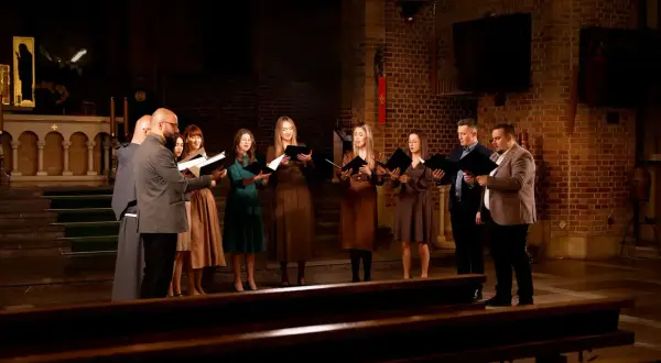 Chór wykonuje najpiękniejsze pieśni liturgiczne w kościele.
