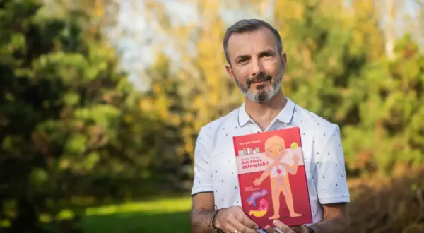 Tomasz Rożek prezentuje swoje książki o nauce dla dzieci, w tym "Jak działa człowiek?".