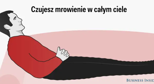 Mężczyzna leży, czując mrowienie w całym ciele – to jeden z objawów miłości.