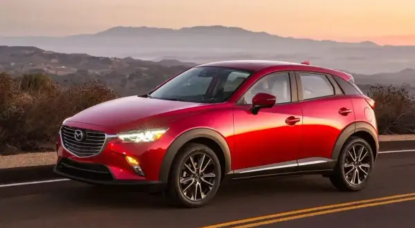 Czerwona Mazda CX-3 na tle górskiego krajobrazu. Idealne mazda cx 3 wymiary dla miejskich podróży.