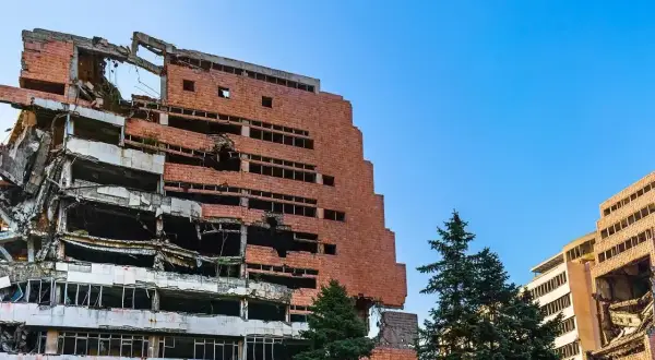 Zniszczone budynki, świadkowie trudnych czasów, kiedy rozpadła się Jugosławia.
