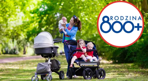 Mama z dziećmi w parku, wspierana przez program 800 plus.