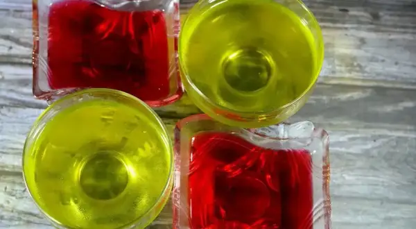Dwie galaretki owocowe, czerwona i żółta, w szklanych naczyniach. Czy galaretka owocowa ma kolagen?