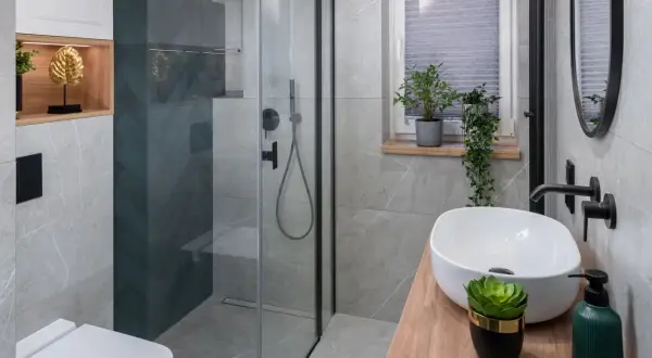 Nowoczesne łazienki galeria zdjęć: szara, minimalistyczna przestrzeń z prysznicem walk-in, wiszącą toaletą i umywalką nablatową.
