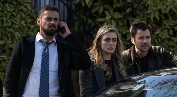 Trzech bohaterów serialu "Manifest" - Ben, Michaela i Saanvi - w napiętej sytuacji. Obsada w obliczu tajemnicy.