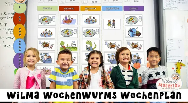Kinder lächeln vor einem bunten Wochenplan für den Kindergarten. Der Plan zeigt Aktivitäten und Mahlzeiten für jeden Tag.