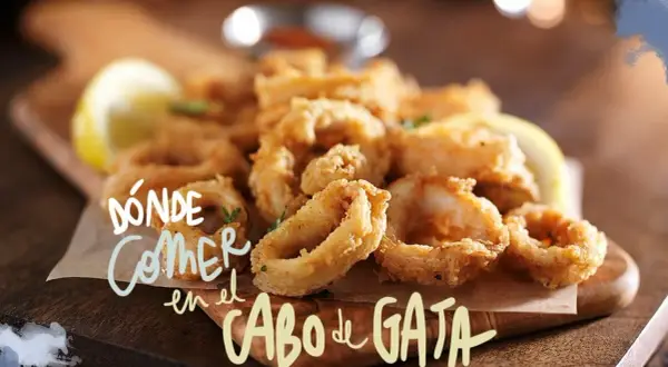 Crujientes calamares fritos, perfectos para un tapeo en Cabo de Gata. ¡Una delicia que no te puedes perder!