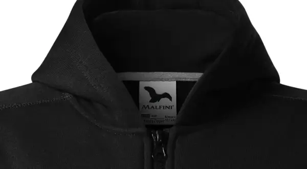 Czarna bluza z kapturem dla chłopca, widok na kołnierz i metkę z logo Malfini.