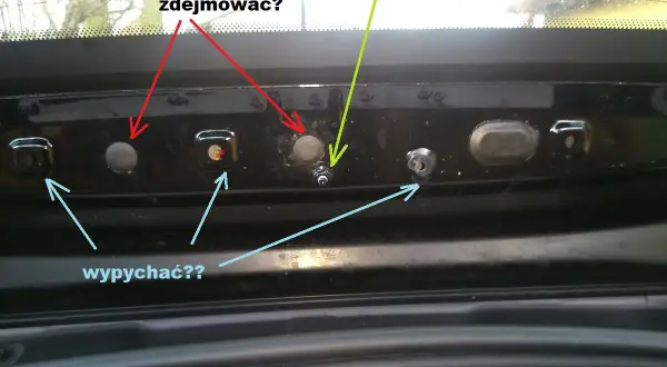 Demontaż klapy bagażnika Renault Megane 3. Wymiana żarówki tył - instrukcja krok po kroku.