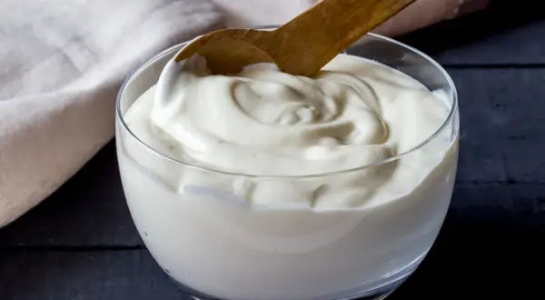 Czy jogurt naturalny tuczy? Prawda o jego wpływie na wagę