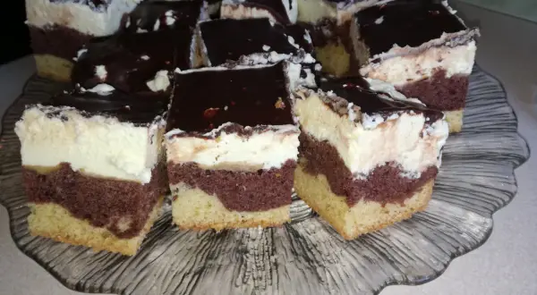 Fale Dunaju, stary przepis babci. Warstwy jasnego i ciemnego biszkoptu, kremu i polewy czekoladowej.