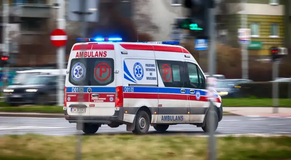 Ambulans z włączonymi sygnałami świetlnymi pędzi ulicą, by nieść pomoc. Prawo nie rozróżnia, kto potrzebuje jej bardziej, liczy się szybkość reakcji.