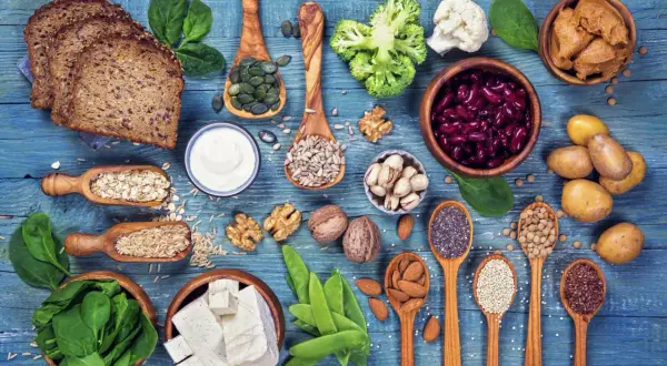Różnorodne źródła białka dla wegetarian: tofu, soczewica, fasola, orzechy, nasiona, płatki owsiane, ryż, jogurt, chleb pełnoziarnisty, szpinak, brokuły.
