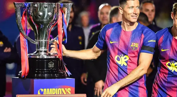 Robert Lewandowski z pucharem La Liga, świętując sukcesy z Barceloną.