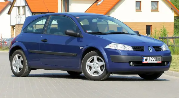 Niebieski Renault Megane 2, widok z przodu. Widać reflektory, atrapę chłodnicy i tablicę rejestracyjną.