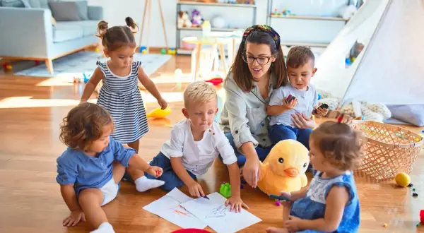 Na ile godzin 3 latek do przedszkola? Kluczowe informacje dla rodziców