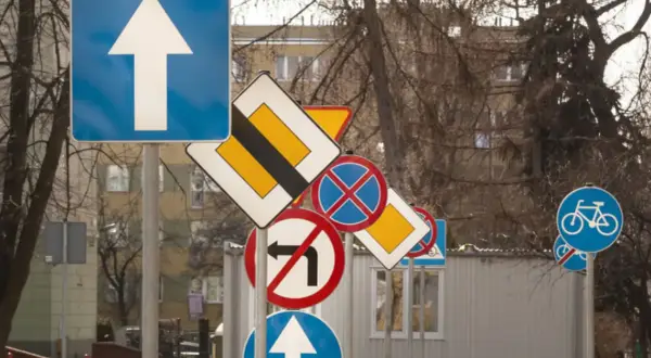 Mnóstwo znaków drogowych, jakby test na prawo jazdy. Strzałka do przodu, zakaz skrętu, pierwszeństwo, rowerzyści i postój.