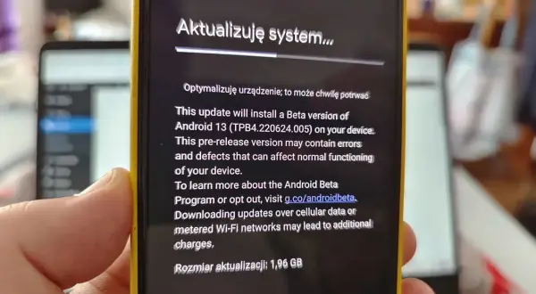 Aktualizacja systemu na telefonie z Android 13 w wersji beta. Trwa optymalizacja urządzenia.