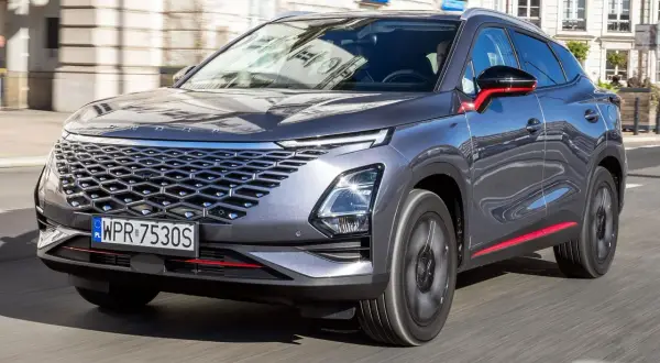 Szary Omoda C5 w ruchu miejskim. Wiele osób szuka omoda opinie, a ten SUV z pewnością przyciąga wzrok.