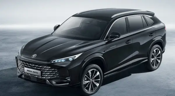 Elegancki czarny SUV MG HS, jedna z dynamicznie rozwijających się chińskich marek samochodów, prezentuje nowoczesny design i sportowe linie.