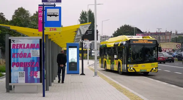 Żółty autobus elektryczny na przystanku Sądowa w Katowicach. Dworzec PKP Katowice-dojazd to miejsce, gdzie można złapać taki nowoczesny środek transportu.