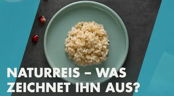 Naturreis auf einem Teller, der den Unterschied zu Vollkornreis erklärt.