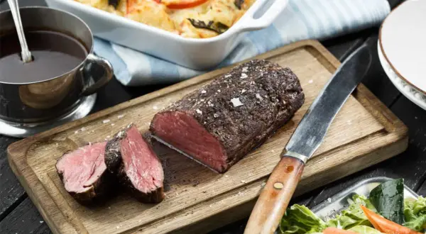 Saftig oxfile i ugn, perfekt stekt med flingsalt. Serveras med en mustig sås och fräscha grönsaker.