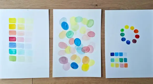 Trois feuilles présentent des études de couleurs à l'aquarelle, explorant comment disposer les couleurs de peinture dans une pièce.