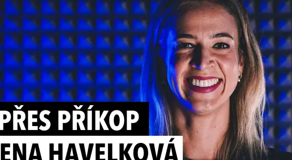 Uśmiechnięta Helena Havelková na tle niebieskiej, akustycznej ściany. Napis "PŘES PŘÍKOP ENA HAVELKOVÁ" sugeruje jej obecność w jakimś projekcie.