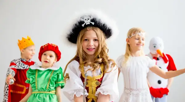 Dzieci w strojach: piratki, króla, elfa, aniołka i bałwanka. Świetny pomysł, jak przebrać dziecko za świętego lub inną postać z bajki!