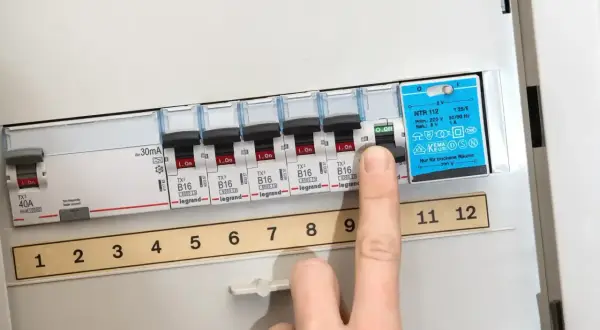 Finger drückt auf Sicherungsschalter, der auf "O.Off" steht. Möglicherweise ist eine Sicherung durchgebrannt.