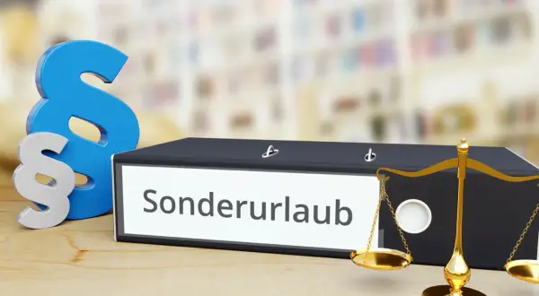 Ein Ordner mit der Aufschrift "Sonderurlaub" neben Paragraphen-Symbolen und einer Waage. Erinnert an den Sonderurlaub bei Beerdigung der Oma.