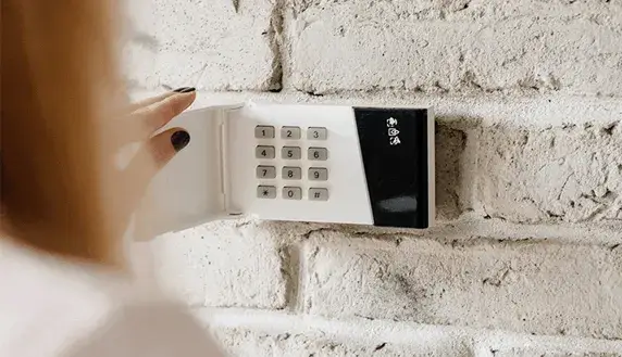 Czy montować alarm w domu? Oto, co musisz wiedzieć o bezpieczeństwie