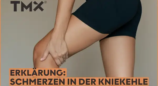 Frau hält schmerzhaft ihre Kniekehle. Erklärend: Schmerzen beim Knien auf hartem Boden.