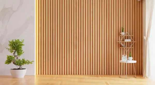 Un claustra interieur fait maison en bois, avec une plante verte et une étagère décorative.