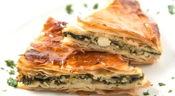 Krispiga filodegsrullar med spenat och fetaost, ett läckert filodeg recept.