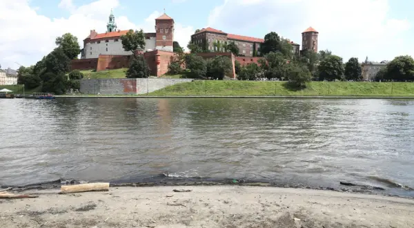 Widok na Wawel z Wisły. Piękne miejsca w Krakowie, które warto zobaczyć.
