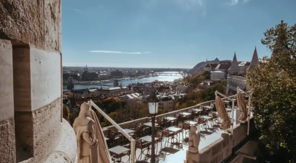 Widok na Dunaj i Budę z tarasu kawiarni. Idealne miejsce na budapeszt na weekend.