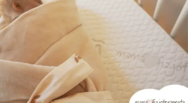 Niemowlę śpi na materacu z napisem "mama fizjoterapeuta". Jaki materac dla niemowlaka fizjoterapeuta poleca?