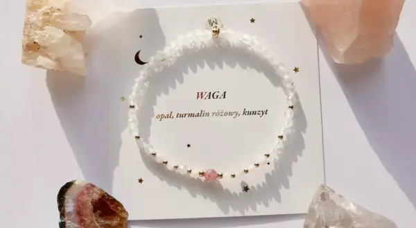 Bransoletka z kamieni półszlachetnych: opal, turmalin różowy, kunzyt. Otoczona surowymi kryształami.