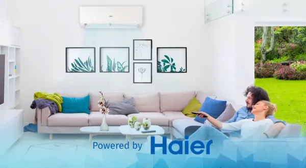 Coppia rilassata sul divano, godendosi la temperatura ideale in casa grazie a Haier.