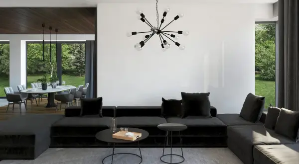 Nowoczesny salon z czarną sofą i designerskim oświetleniem. Sufit z belkami dodaje charakteru.