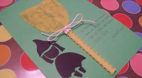 Lavoretto per bambini: una Befana con scopa di pasta e scritta "La Befana".