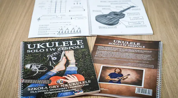 Polskie piosenki na ukulele: podręczniki "Ukulele solo i w zespole" i "Szkoła gry na ukulele" zachęcają do nauki gry.